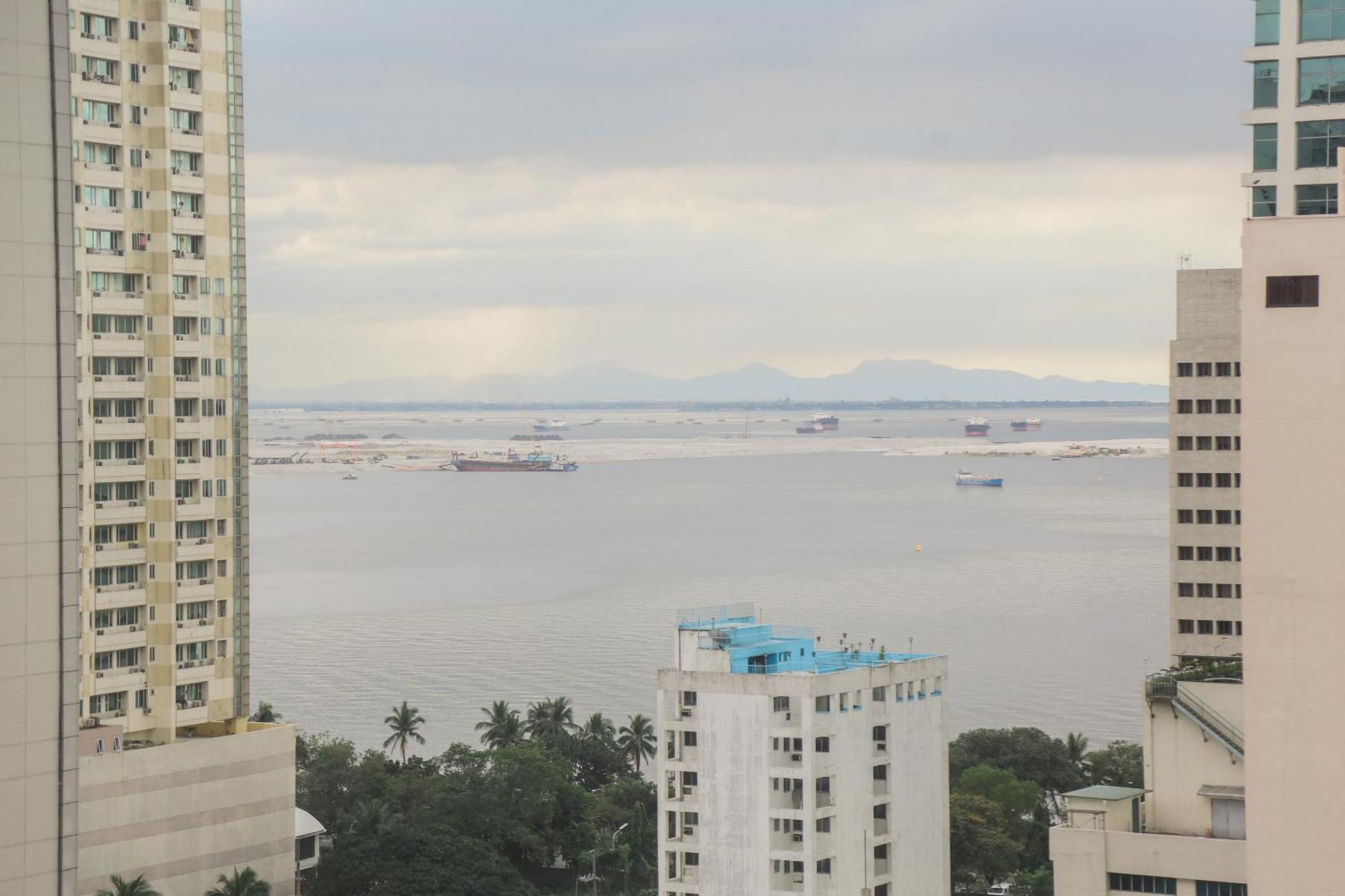 Pacific Bay Grand Suites Manila Esterno foto