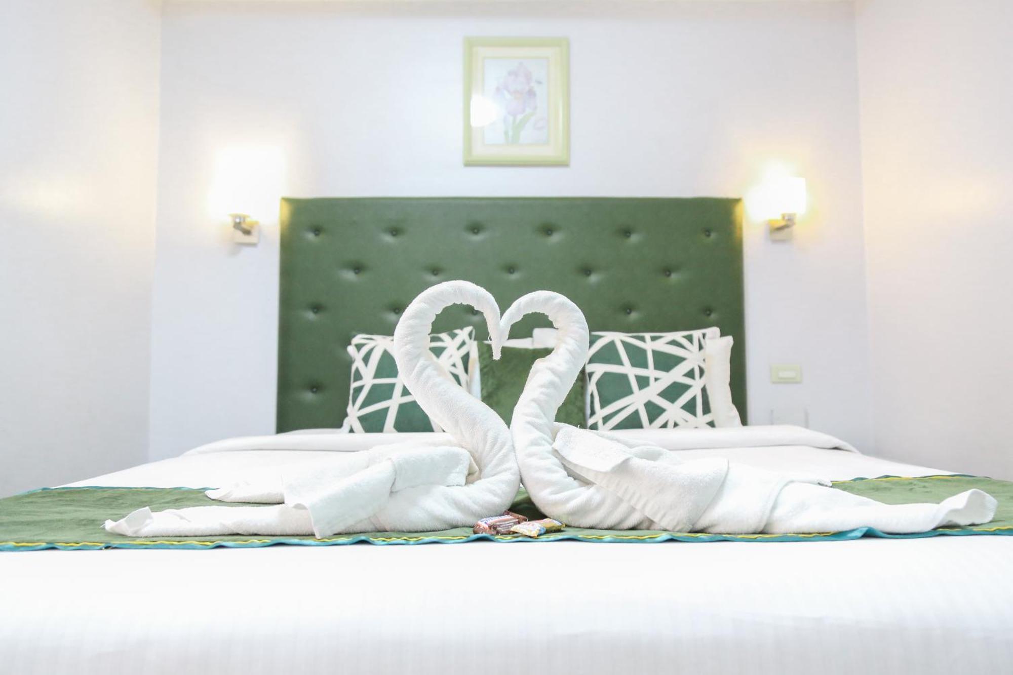 Pacific Bay Grand Suites Manila Esterno foto