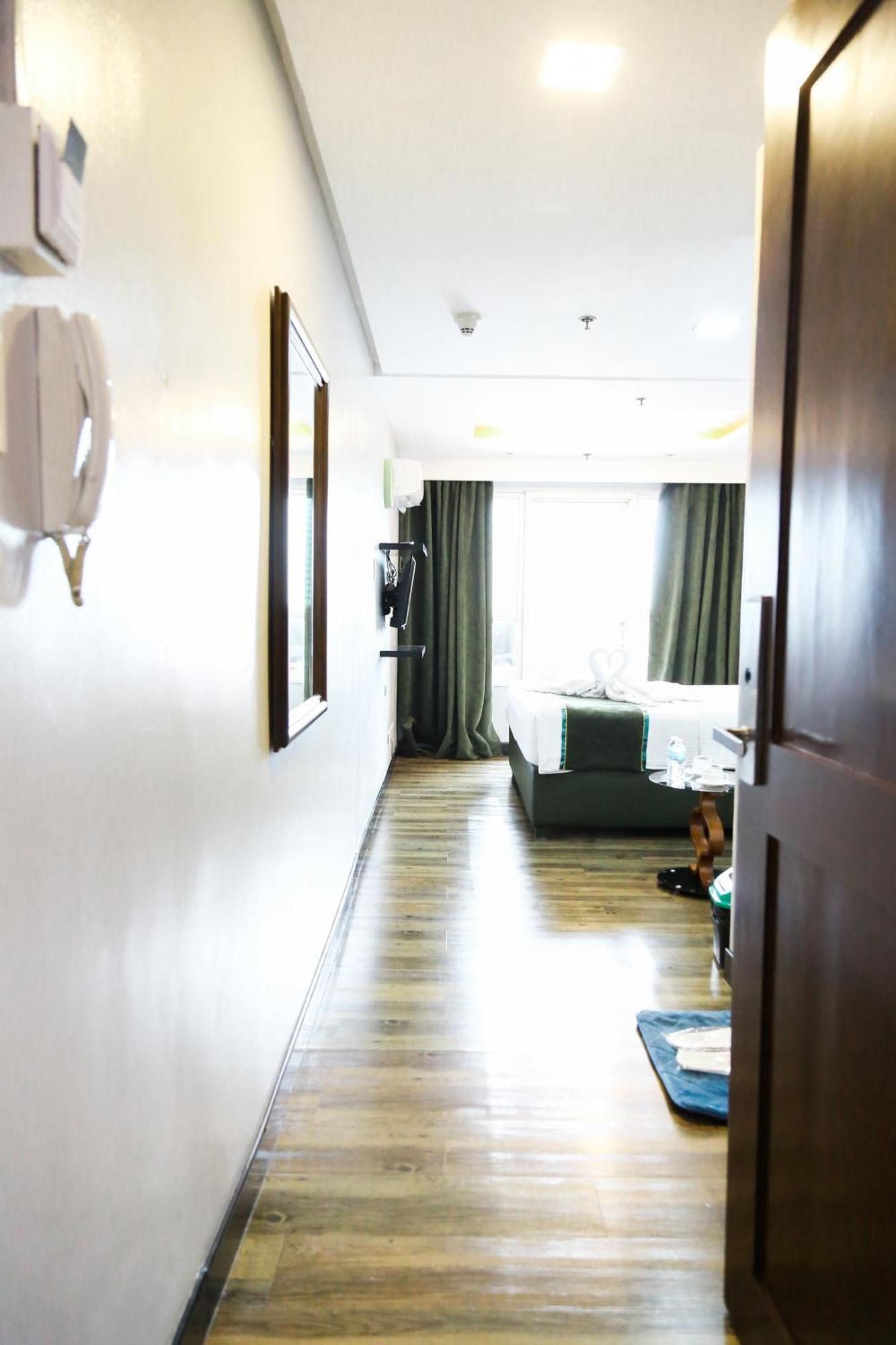 Pacific Bay Grand Suites Manila Esterno foto